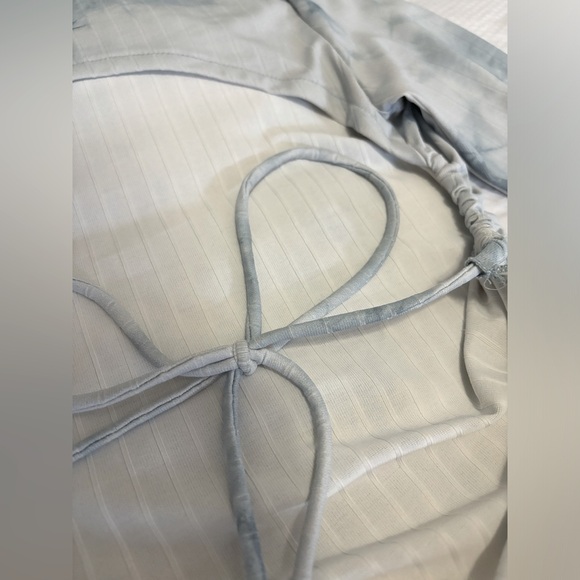 Forever 21 Blue Tie-Dye Open Back Cropped Shirt - Size Medium - Picture 5 of 5